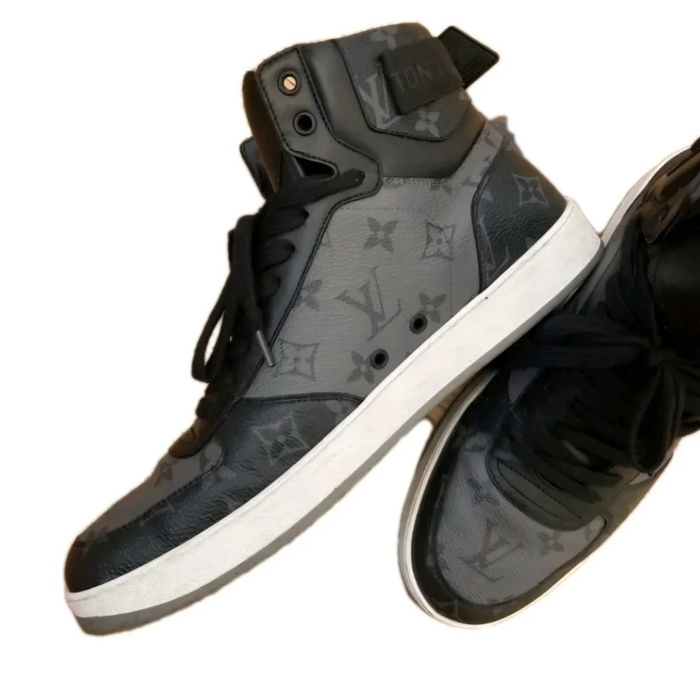 LOUIS VUITTON LV RIVOLI (UNISEX) SNEAKERS EU 40 US MENS 7.5 US WMNS SIZE 9 (EUC)